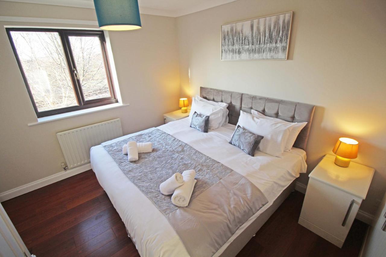 The Barwoods - Modern Spacious Home In Chester - Parking Exterior foto