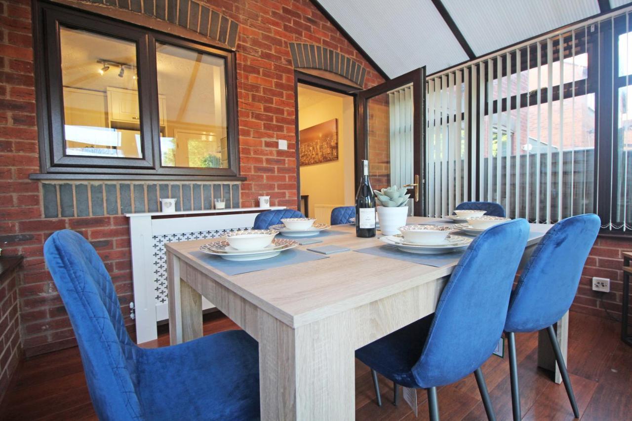 The Barwoods - Modern Spacious Home In Chester - Parking Exterior foto